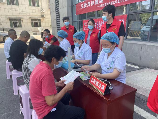 赤壁市凤凰山社区 喜迎“二十大”，“医”路暖人心——营养健康咨询服务